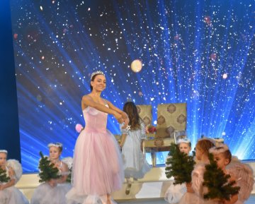 У міському палаці культури - святковий салют, театр живих скульптур і ”Лускунчик”