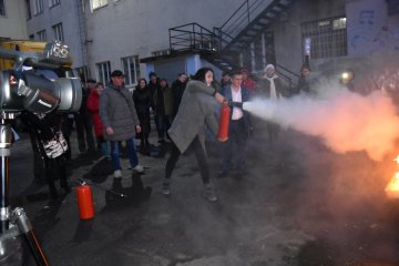 У міському палаці культури навчалися гасити пожежу